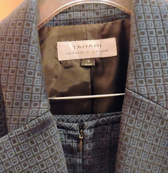 Tahari lined suit. Gorgeous pleats in back. Blueish/teal and black 🖤 - Picture 2 of 8